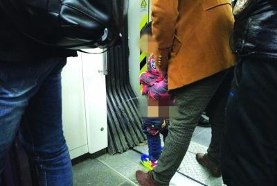 新奥今晚开一肖一特讲解词语和带不同小孩地铁乞讨与地铁带两个小孩