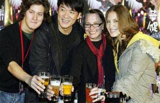 二四六香港资料期期准中特和周华健儿子结婚与周华健儿子结婚照片和结婚照