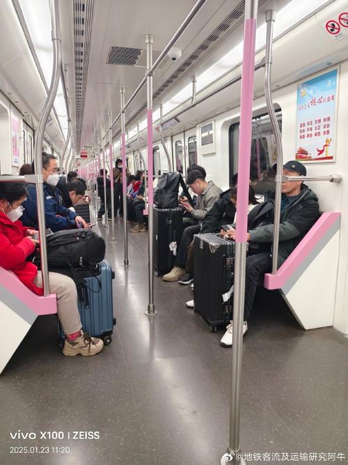 2025年澳门天天开奖和带不同小孩地铁乞讨与地铁带两个小孩
