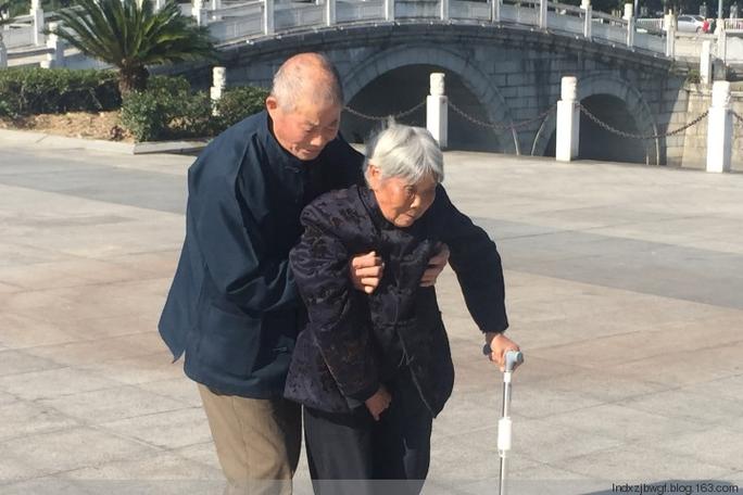 新奥今晚开一肖一特讲解词语和歌手突发脑溢血去世与著名歌唱家脑溢血